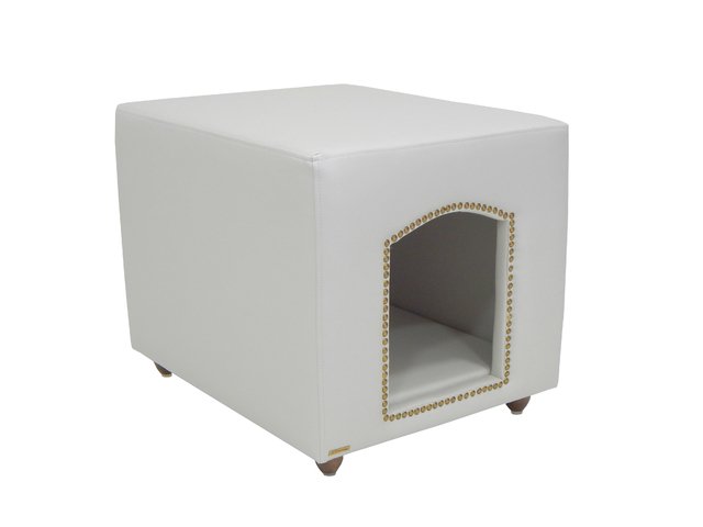 Pufe Casinha Luxor Decor, com fundo removível e medidas de 50 x 50 x 62 cm. <a href="https://www.pequenochic.com.br/camas1/camas-e-sofas-joy-pet-design/casinha-luxor-decor-com-fundo-removivel-joy-pet-design-facto-dunas/" target="_blank" rel="noopener">Pequeno Chic</a>, R$ 998,90