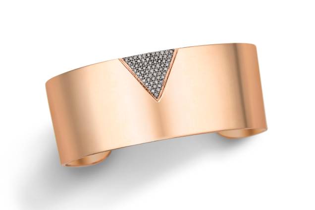 Pulseira de ouro rosé com diamantes brown. O modelo estruturado é moderno e fica ótimo com outras pulseiras em tons de prata. Pulseira de ouro rosé com diamantes brown. O modelo estruturado é moderno e fica ótimo com outras pulseiras em tons de prata.