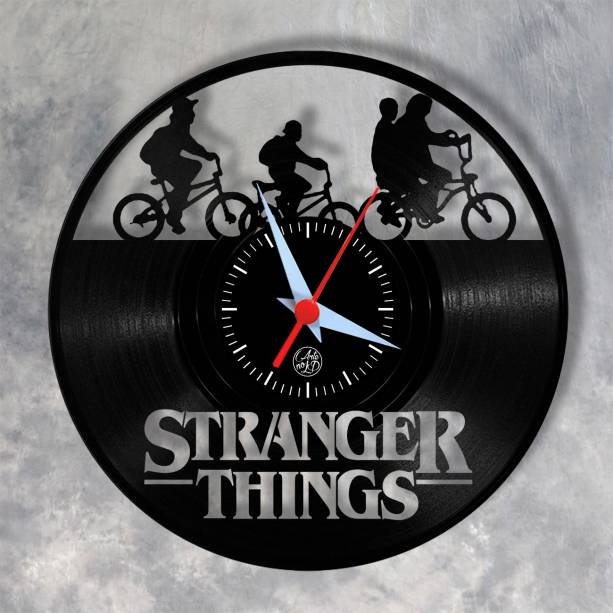 Relógio de parede, de vinil, 30 cm de diâmetro. <a href="https://produto.mercadolivre.com.br/MLB-1036770257-relogio-de-vinil-disco-lp-parede-stranger-thing-_JM?quantity=1" target="_blank" rel="noopener">Mercado Livre</a>, R$ 59