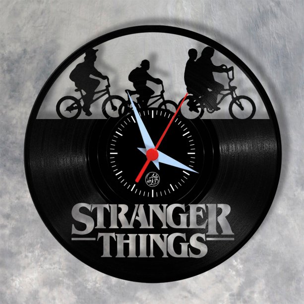 Relógio de parede, de vinil, 30 cm de diâmetro. <a href="https://produto.mercadolivre.com.br/MLB-1036770257-relogio-de-vinil-disco-lp-parede-stranger-thing-_JM?quantity=1" target="_blank" rel="noopener">Mercado Livre</a>, R$ 59