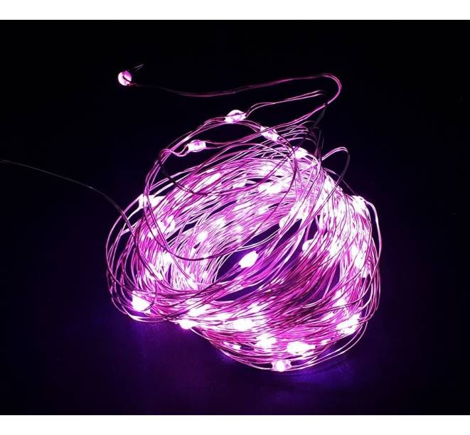 Fio de fada Rosa, 10 m, com 100 microleds, funciona com pilha ou USB. <a href="https://benluz.com.br/fio-fada-cord-o-led-cobre-rosa-10-metros-100-lampadas" target="_blank" rel="noopener">Benluz</a>, R$ 29,99