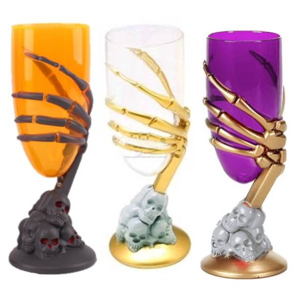 Taça Mão, de acrílico. <a href="https://www.maxfesta.com.br/taca-halloween-mao-23634/p" target="_blank" rel="noopener">Max Festa</a>, R$ 10