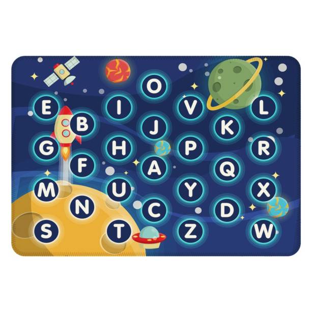 Tapete Letras no Espaço, de poliéster, nas medidas de 0,90 x 1,25 m. <a href="https://www.wevans.com.br/tapete-de-atividades-letras-no-espaco" target="_blank" rel="noopener">Wevans</a>, R$ 99,90