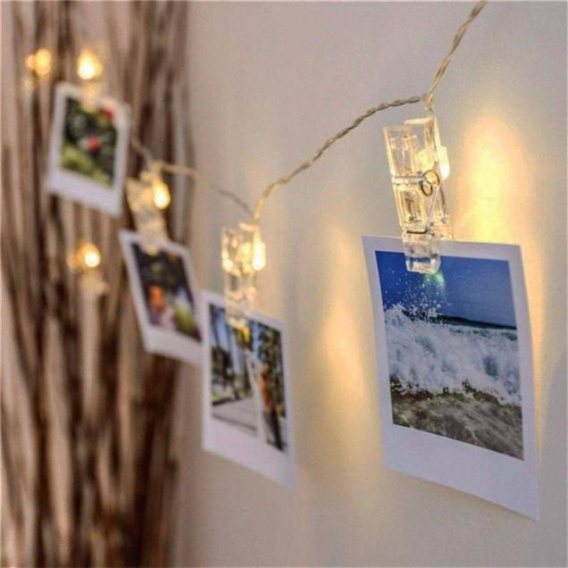 Varal de fotos com 10 pregadores com LED, com duas pilhas AA (não inclusas). <a href="https://www.zonacriativa.com.br/luminaria-varal-de-fotos--10081896/p" target="_blank" rel="noopener">Zona Criativa</a>, R$ 49,90 Varal de fotos com 10 pregadores com LED, com duas pilhas AA (não inclusas). <a href="https://www.zonacriativa.com.br/luminaria-varal-de-fotos--10081896/p" target="_blank" rel="noopener">Zona Criativa</a>, R$ 49,90