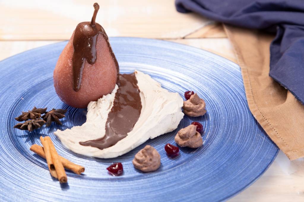 Peras ao cranberry e calda de chocolate Peras ao cranberry e calda de chocolate