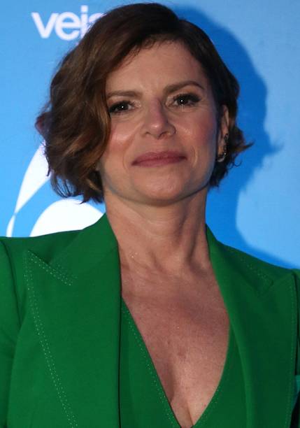 2017: A atriz passou a tesoura e aderiu ao corte na altura do queixo com a frente mais curta. Para adicionar charme, a aposta é a risca lateral. 2017: A atriz passou a tesoura e aderiu ao corte na altura do queixo com a frente mais curta. Para adicionar charme, a aposta é a risca lateral.