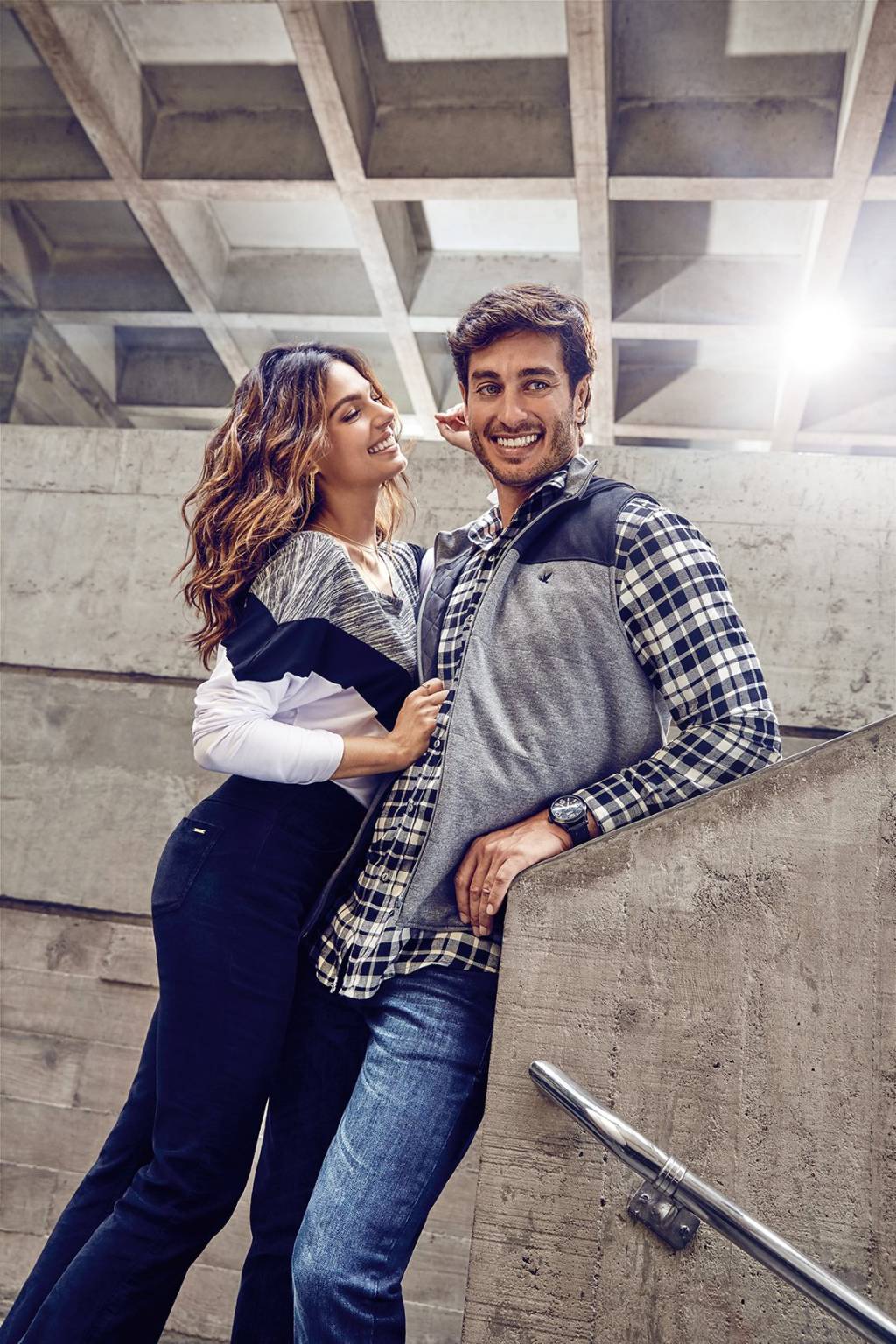 Isis Valverde e namorado André Resende posam juntos em campanha