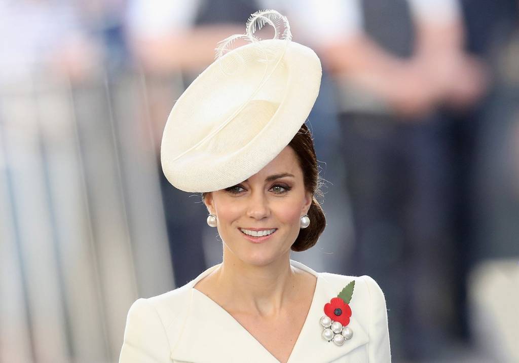 Kate Middleton muda acessórios e repete look do batizado da filha