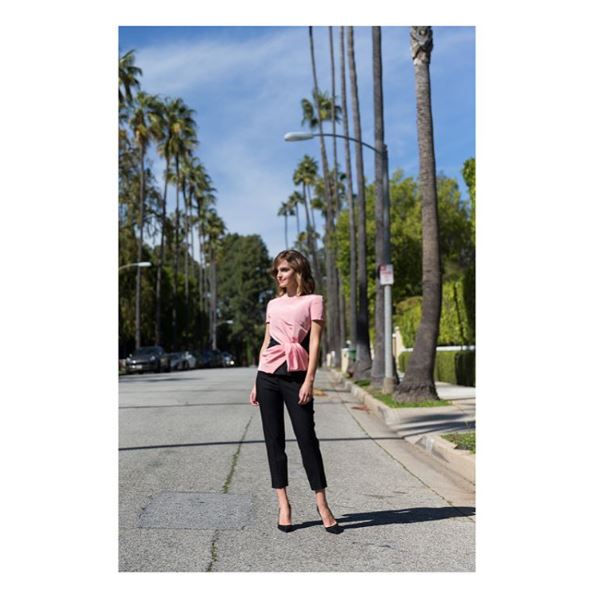 Macacão preto <b>Oscar de la Renta</b> com detalhe na cintura para a première que aconteceu em Los Angeles. Macacão preto <b>Oscar de la Renta</b> com detalhe na cintura para a première que aconteceu em Los Angeles.
