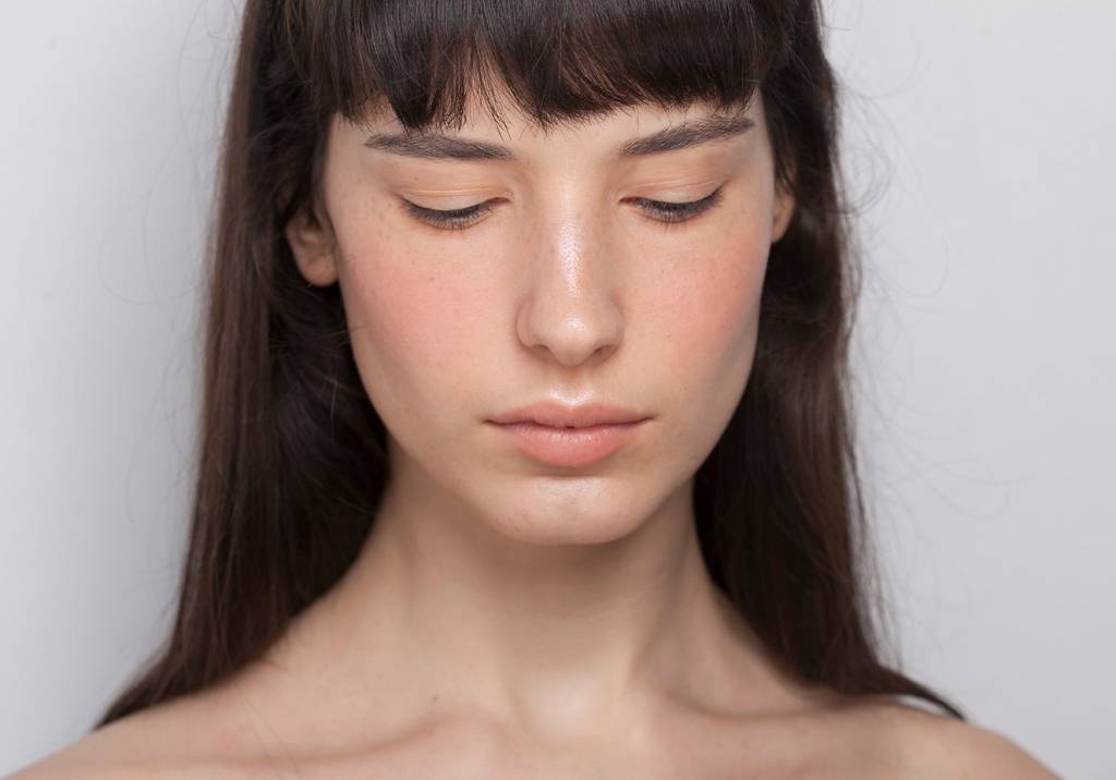 Da limpeza à maquiagem, 8 produtos para controlar a acne adulta