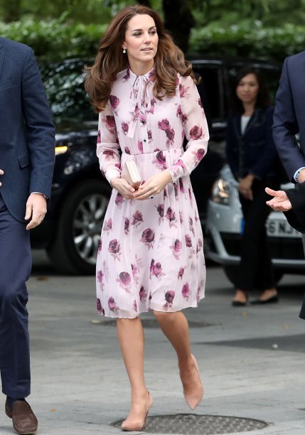 <strong>26 de setembro de 2016</strong> – Com William, George e Charlotte, a mamãe coruja desembarca no Canadá com look azul-escuro. O vestido, feito sob medida pela estilista<strong> Jenny Packham</strong>, ganhou a companhia de fascinator <strong>Lock & Co</strong> e escarpins nude.