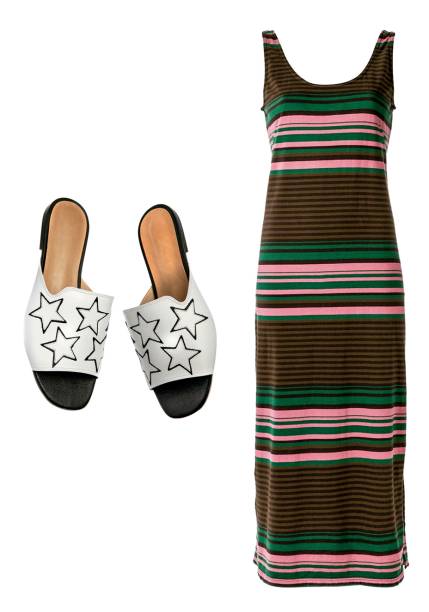 Vestido de algodão, <strong>Osklen</strong>, R$ 397, farfetch.com.br. Slides de couro, <strong>Vicenza</strong>, R$ 283.