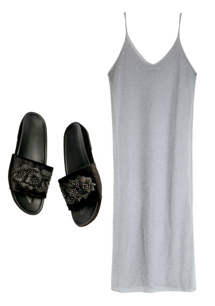 Vestido de tricô, <strong>Vitorino Campos</strong>, R$ 698. Slides de veludo, <strong>Paula Torres</strong>, R$ 564. Vestido de tricô, <strong>Vitorino Campos</strong>, R$ 698. Slides de veludo, <strong>Paula Torres</strong>, R$ 564.