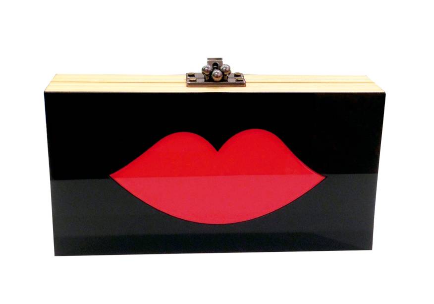 Clutch de acrílico, <strong>Josefina Rosacor</strong>, R$ 389 Clutch de acrílico, <strong>Josefina Rosacor</strong>, R$ 389