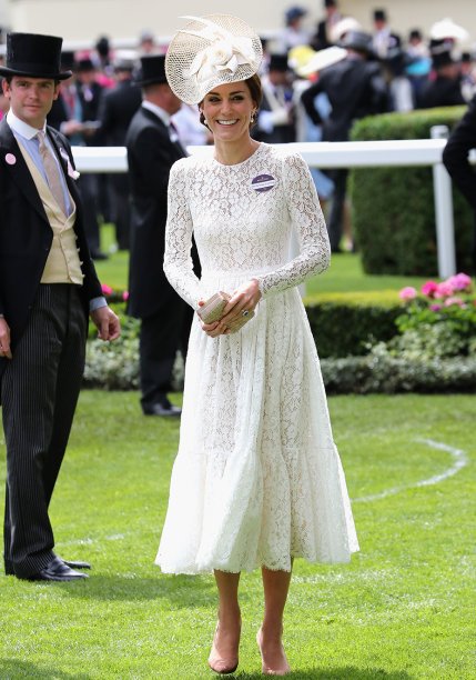 <strong>10 de abril de 2016</strong> – Ainda na Índia, ela chamou atenção durante um baile de gala beneficente com look monocromático. O vestido ricamente bordado, assinado por <strong>Jenny Packham</strong>, remete aos trajes tradicionais do país.