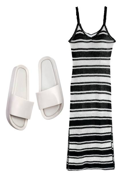 Vestido de tricô, <strong>Bo.Bô</strong>, R$ 1 998. Slides de plástico, <strong>Melissa</strong>, R$ 100.