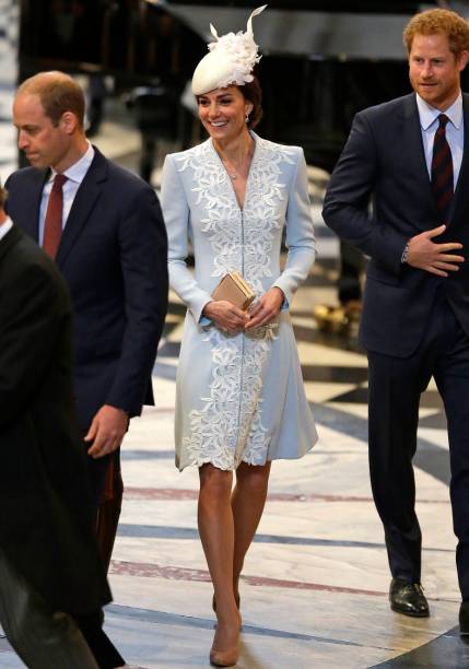 <strong>07 de fevereiro de 2016</strong> – Sempre elegante, Kate optou por um casaco de corte clássico da grife<strong> Alexander McQueen</strong> para o aniversário de 75 anos dos cadetes da Força Aérea Real. Acessórios escuros, em preto e azul-marinho, finalizaram. 