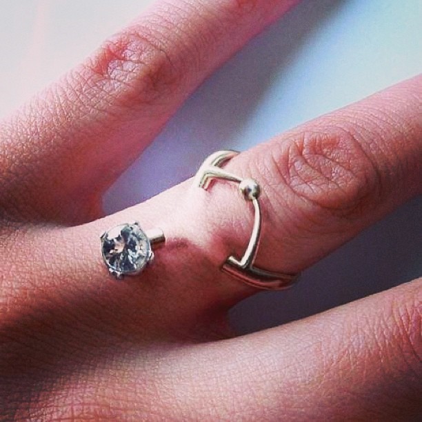 Casais estão substituindo anéis de noivado por piercing nos dedos