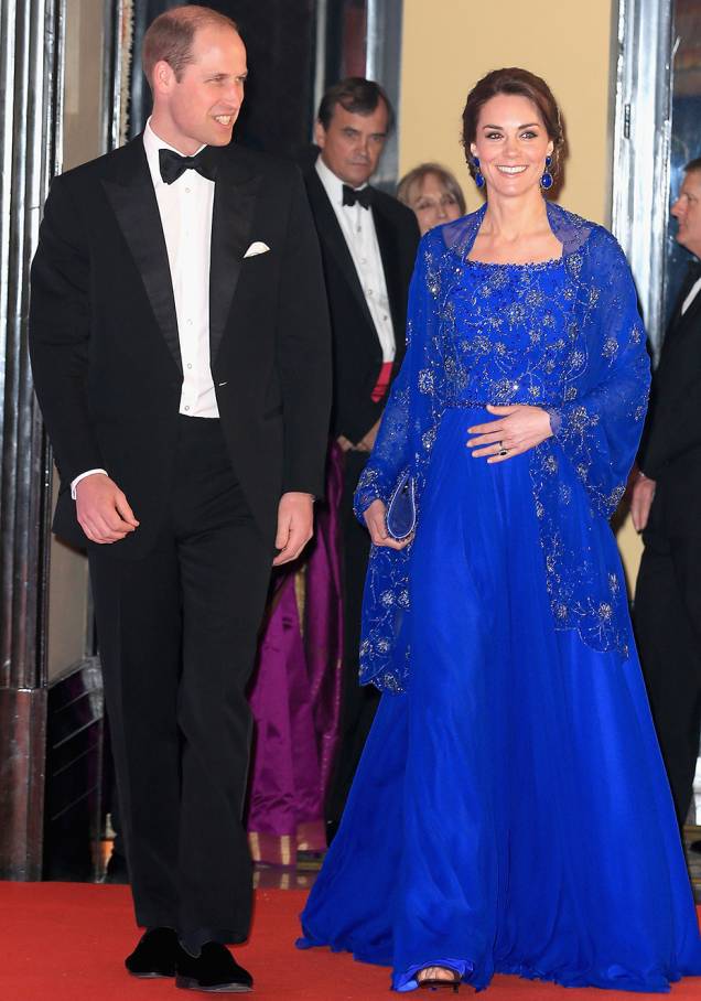 <strong>02 de maio de 2015</strong> – Os papais recebem o carinho do público após o nascimento da pequena Charlotte. Na ocasião, Kate surgiu a bordo de vestido com estampa floral assinado por <strong>Jenny Packham</strong>. <strong>02 de maio de 2015</strong> – Os papais recebem o carinho do público após o nascimento da pequena Charlotte. Na ocasião, Kate surgiu a bordo de vestido com estampa floral assinado por <strong>Jenny Packham</strong>.