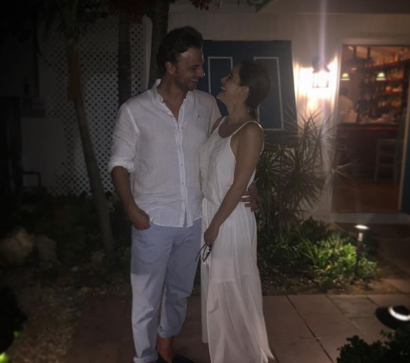 Vestido longo de alcinhas com leve transparência nas pernas. Vestido longo de alcinhas com leve transparência nas pernas.