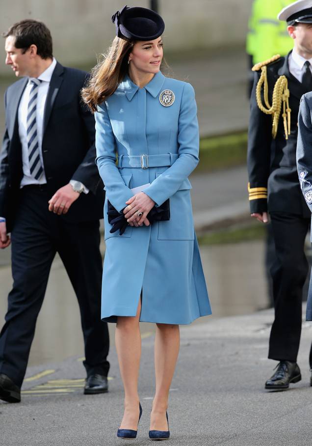 <strong>09 de dezembro de 2014</strong> – À espera de Charlotte, Kate e William visitam o memorial 9/11, em Nova York. Para aquecer o clima frio e cinzento da cidade, a então gestante exibiu um casaco pink da <strong>Mulberry</strong>. <strong>09 de dezembro de 2014</strong> – À espera de Charlotte, Kate e William visitam o memorial 9/11, em Nova York. Para aquecer o clima frio e cinzento da cidade, a então gestante exibiu um casaco pink da <strong>Mulberry</strong>.