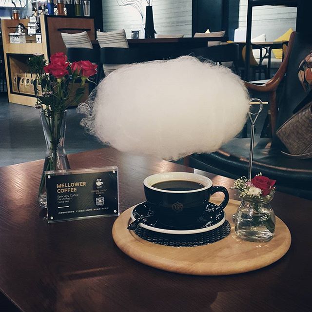 Estamos hipnotizadas por esta “nuvem” que chove no café