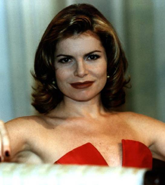 1996: O corte inspirado em Rachel Green, de <em>Friends</em>, influenciou até Débora Bloch na época de <em>Salsa e Merengue</em>! Mechas loiras arrematavam o visual. 1996: O corte inspirado em Rachel Green, de <em>Friends</em>, influenciou até Débora Bloch na época de <em>Salsa e Merengue</em>! Mechas loiras arrematavam o visual.