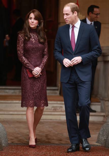 <strong>07 de abril de 2014</strong> – A família chega à Nova Zelândia para uma visita oficial. Kate veste casaco by <strong>Catherine Walker</strong> e chapéu by <strong>Gina Foster</strong>. O acessório deu um toque retrô ao look, não