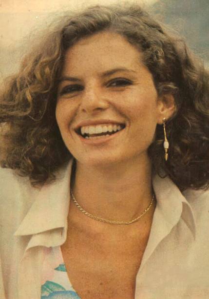 1982: O corte com efeito pirâmide era moda na época e Débora, é claro, teve que apostar. A cor passeava entre o castanho médio e o escuro. 1982: O corte com efeito pirâmide era moda na época e Débora, é claro, teve que apostar. A cor passeava entre o castanho médio e o escuro.