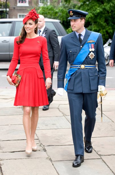 <strong>09 de junho de 2011</strong> – O primeiro evento de gala após seu casamento com Príncipe William pedia uma produção especial. O belo vestido de paetês rosé, adorado com cristais Swarovski, é assinado por <strong>Jenny Packham</strong>.