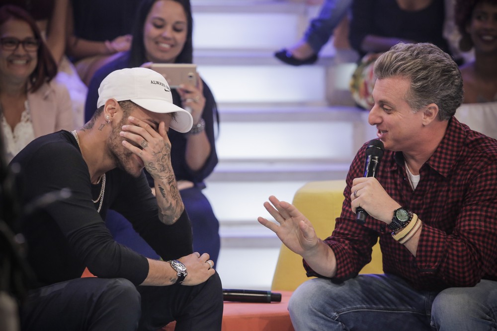 Neymar ganha homenagem emocionante e chora no “Caldeirão do Huck”