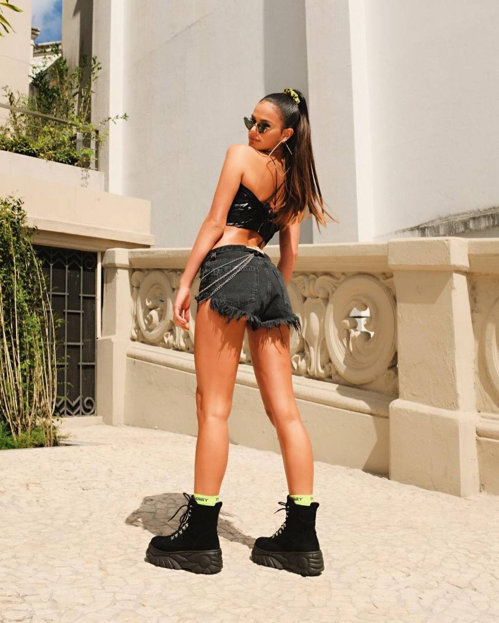 Princesinha gótica, Bru Marquezine aposta em look all black para ver Ivete