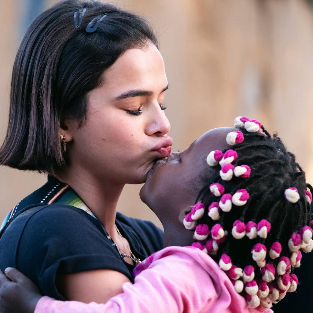 Bruna Marquezine faz lindo trabalho humanitário em Angola