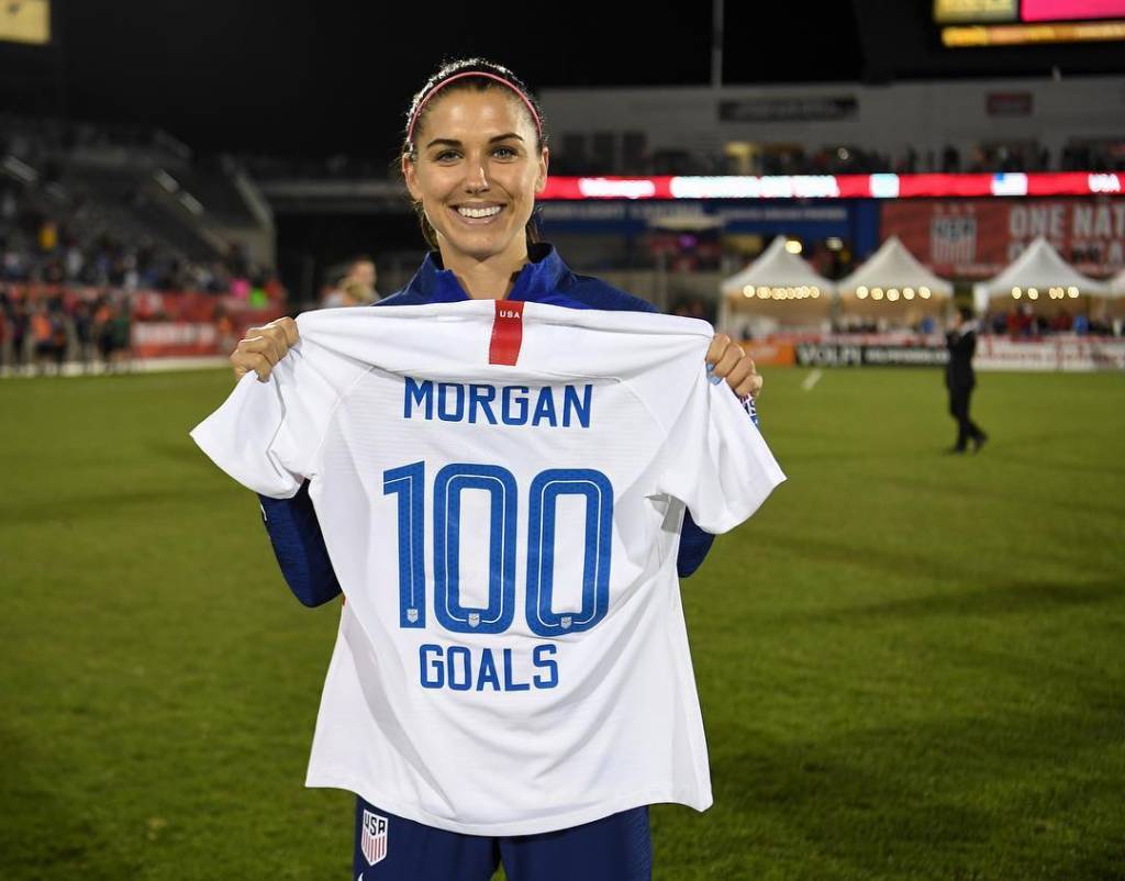 Alex Morgan, craque da seleção dos EUA, anuncia gravidez com post fofo