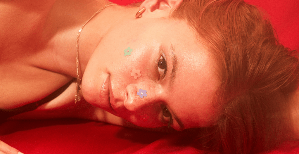 Alguém PRECISA trazer esses adesivos fofos que secam espinhas pro Brasil