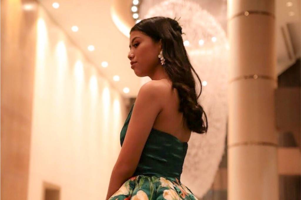 Garota viraliza no Twitter após criar e pintar seu vestido de formatura