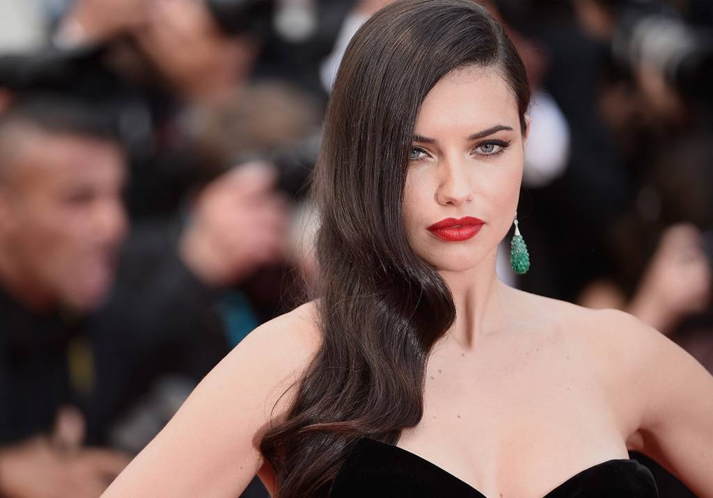 Adriana Lima desabafa no Instagram: “modelos trabalham tão duro quanto qualquer outra pessoa”
