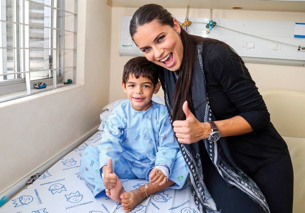Adriana Lima inaugura biblioteca em hospital de Curitiba
