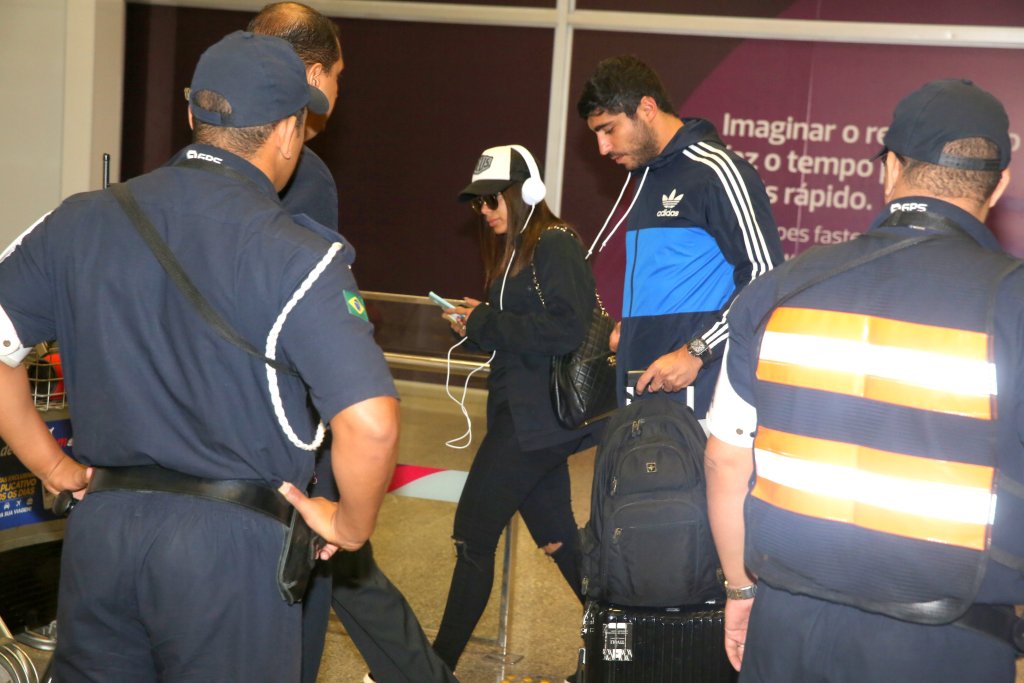 agnews_foto_anitta_desembarca_com_seu_namorado_no_aeroporto_internacional_do_galeao_rjexclusivo_20170930_1739_g1