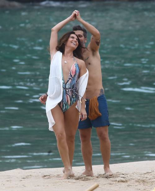 Para sua personagem Alice, Giovanna usa maiô com decote profundo e saída de praia alongada