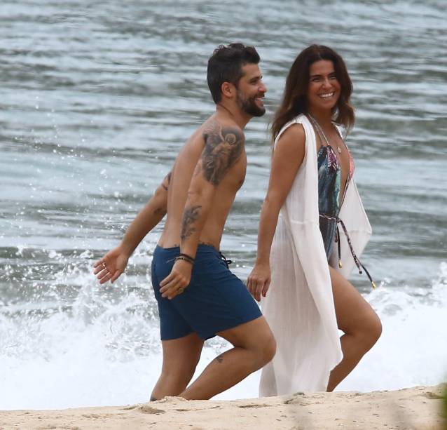Atriz prende saída de praia no maiô para deixá-la mais curta. #truquedeestilo