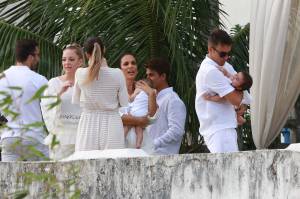 Ivete Sangalo e Daniel Cady com gêmeas no colo Ivete Sangalo e Daniel Cady com gêmeas no colo