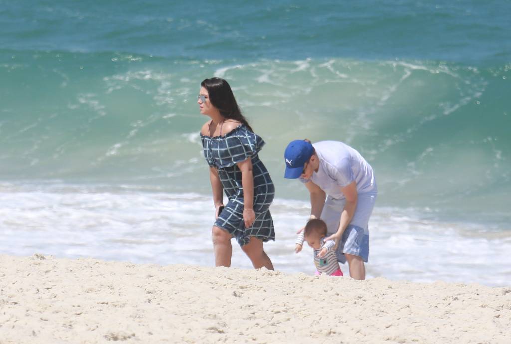 agnews_foto_michel_telo_e_thais_fersoza_brincam_na_praia_da_barra_da_tijuca_com_melinda_filha_do_casalexclusivo_20170912_1338_g-1