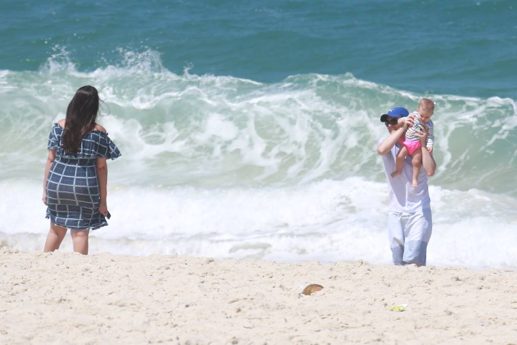 agnews_foto_michel_telo_e_thais_fersoza_brincam_na_praia_da_barra_da_tijuca_com_melinda_filha_do_casalexclusivo_20170912_1338_g