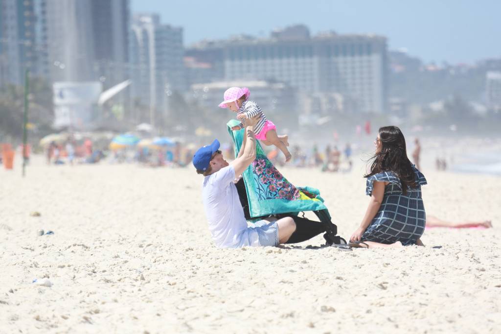 agnews_foto_michel_telo_e_thais_fersoza_brincam_na_praia_da_barra_da_tijuca_com_melinda_filha_do_casalexclusivo_20170912_1339_g-2