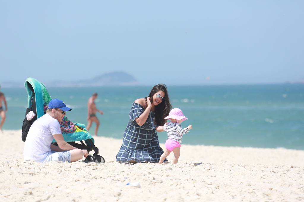 agnews_foto_michel_telo_e_thais_fersoza_brincam_na_praia_da_barra_da_tijuca_com_melinda_filha_do_casalexclusivo_20170912_1339_g-3