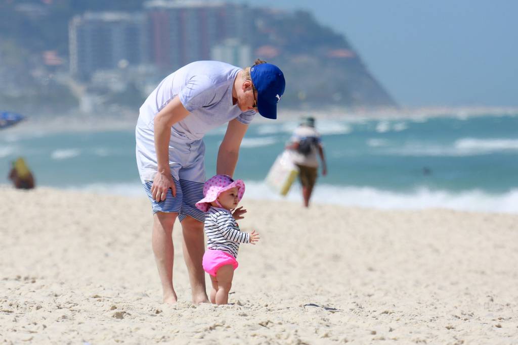 agnews_foto_michel_telo_e_thais_fersoza_brincam_na_praia_da_barra_da_tijuca_com_melinda_filha_do_casalexclusivo_20170912_1359_g