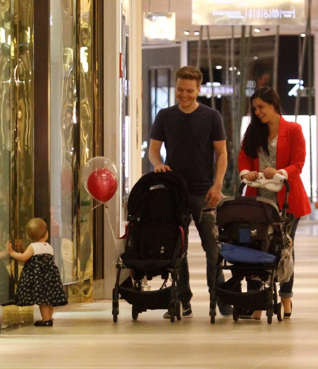 agnews_foto_michel_telo_e_thais_ferzosa_com_seus_filhos_em_passeio_super_divertido_no_village_mall_na_barra_da_tijucaexclusivo_20171020_1119_g-4