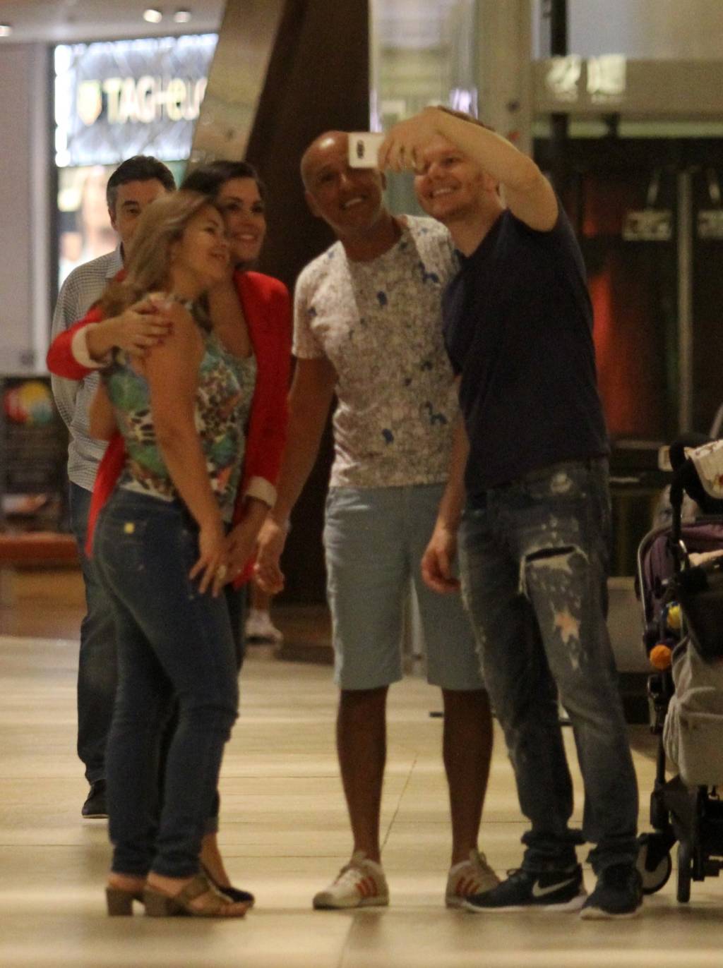 agnews_foto_michel_telo_e_thais_ferzosa_com_seus_filhos_em_passeio_super_divertido_no_village_mall_na_barra_da_tijucaexclusivo_20171020_1119_g-5