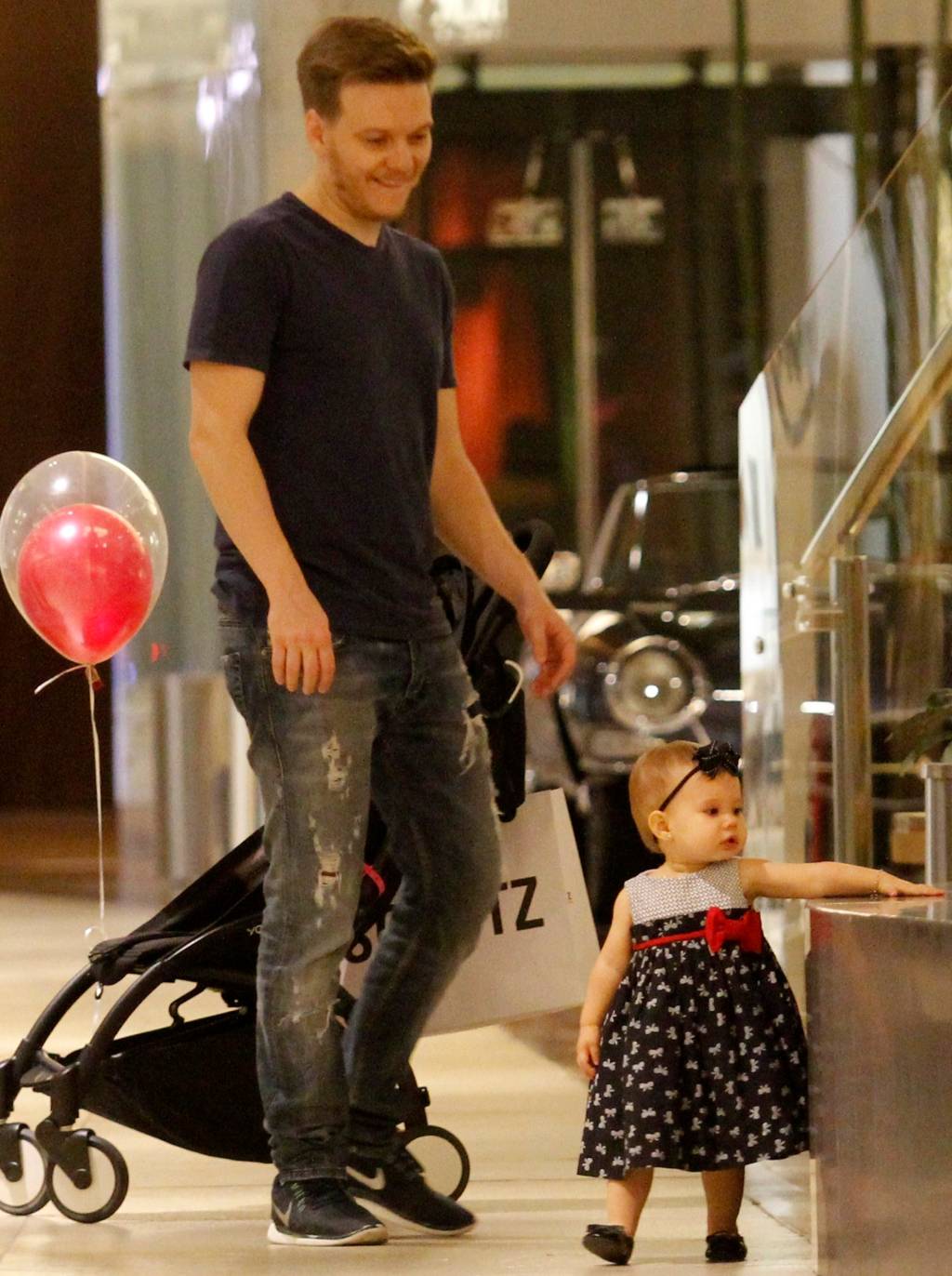 agnews_foto_michel_telo_e_thais_ferzosa_com_seus_filhos_em_passeio_super_divertido_no_village_mall_na_barra_da_tijucaexclusivo_20171020_1248_g